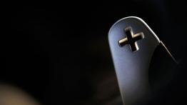 Aston Martin Rapide S (2013) - manetka zmiany biegów pod kierownicą