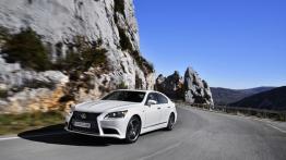 Lexus LS 600h F-Sport (2013) - lewy bok