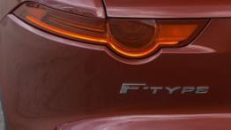 Jaguar F-Type V6S Italian Racing Red - lewy tylny reflektor - włączony