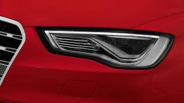 Audi S3 III Limousine (sedan 2013) - lewy przedni reflektor - włączony