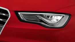 Audi S3 III Limousine (sedan 2013) - lewy przedni reflektor - włączony