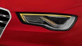 Audi S3 III Limousine (sedan 2013) - lewy przedni reflektor - włączony