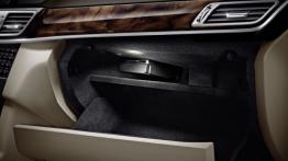 Mercedes klasy E (W212) sedan 2013 - schowek przedni otwarty