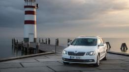 Skoda Superb II Kombi Facelifting (2013) - widok z przodu
