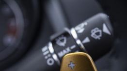 Jaguar F-Type V6S Italian Racing Red - manetka zmiany biegów pod kierownicą