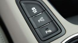 Holden VF Commodore Calais V Concept (2013) - tunel środkowy między fotelami