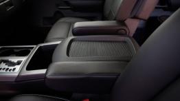 Nissan Titan 2013 - tunel środkowy między fotelami