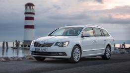 Skoda Superb II Kombi Facelifting (2013) - lewy bok