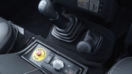 Land Rover Defender Electric Concept (2013) - tunel środkowy między fotelami