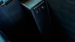 Nissan Titan 2013 - tunel środkowy między fotelami