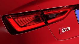 Audi S3 III Limousine (sedan 2013) - lewy tylny reflektor - włączony