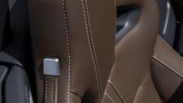 Jaguar F-Type V6S Italian Racing Red - zagłówek na fotelu pasażera, widok z przodu