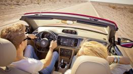 Volkswagen Beetle Cabrio 2013 - widok ogólny wnętrza z przodu
