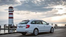 Skoda Superb II Kombi Facelifting (2013) - widok z tyłu