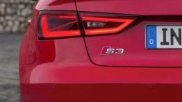 Audi S3 III Limousine (sedan 2013) - lewy tylny reflektor - włączony