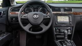 Skoda Superb II Kombi Facelifting (2013) - kokpit