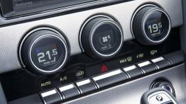 Jaguar F-Type V6 Polaris White (2013) - panel sterowania wentylacją i nawiewem