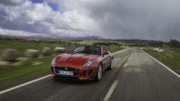 Jaguar F-Type V6S Italian Racing Red - widok z przodu