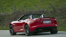 Jaguar F-Type V8S Salsa Red - widok z tyłu