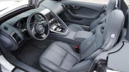 Jaguar F-Type V6 Polaris White (2013) - widok ogólny wnętrza z przodu