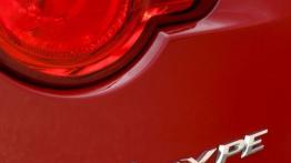 Jaguar F-Type V8S Salsa Red - lewy tylny reflektor - włączony