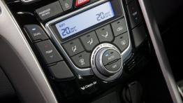 Hyundai i30 II Hatchback 3d (2013) - konsola środkowa