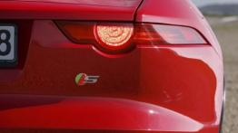 Jaguar F-Type V8S Salsa Red - prawy tylny reflektor - włączony