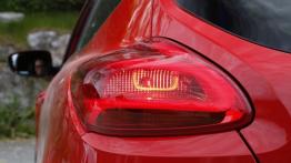 Kia pro_ceed II GT (2013) - lewy tylny reflektor - włączony