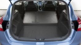 Hyundai i30 II Hatchback 3d (2013) - tylna kanapa złożona, widok z bagażnika