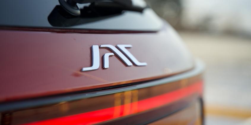 Porównanie: JAC JS8 Pro 1.5 T-GDI DCT vs Chery Tiggo 8 1.6 T-GDI DCT Prestige. Sprawdzam 7-osobowe chińskie SUV-y