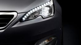 Peugeot 308 II (2014) - lewy przedni reflektor - włączony