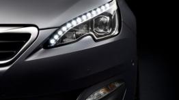 Peugeot 308 II (2014) - lewy przedni reflektor - włączony