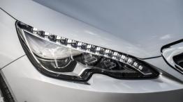 Peugeot 308 II (2014) - prawy przedni reflektor - włączony