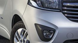 Opel Vivaro II Furgon (2014) - prawy przedni reflektor - włączony