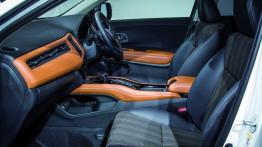 Honda Vezel Hybrid (2014) - widok ogólny wnętrza z przodu