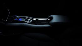 Honda Vezel Hybrid (2014) - tunel środkowy między fotelami