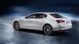 Maserati Ghibli (2014) - tył - reflektory włączone