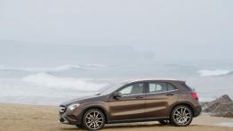 Mercedes GLA 220 CDI 4MATIC (2014) - lewy bok
