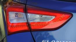 Hyundai Elantra GT (2014) - lewy tylny reflektor - włączony