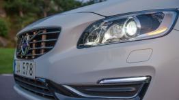 Volvo V60 Plug-In Hybrid Facelifting (2014) - lewy przedni reflektor - włączony