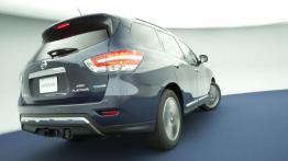 Nissan Pathfinder IV Hybrid (2014) - tył - reflektory włączone