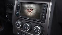 Dodge Challenger 100th Anniversary Edition (2014) - ekran systemu multimedialnego