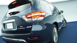 Nissan Pathfinder IV Hybrid (2014) - tył - reflektory włączone