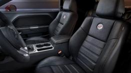 Dodge Challenger 100th Anniversary Edition (2014) - widok ogólny wnętrza z przodu