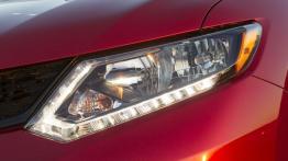 Nissan Rogue 2014 - lewy przedni reflektor - włączony