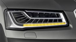 Audi A8 TDI quattro Facelifting (2014) - prawy przedni reflektor - włączony