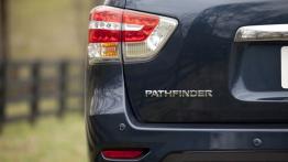 Nissan Pathfinder IV Hybrid (2014) - lewy tylny reflektor - wyłączony