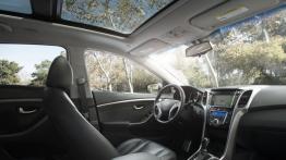Hyundai Elantra GT (2014) - widok ogólny wnętrza z przodu