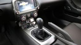 Chevrolet Camaro V Coupe Facelifting (2014) - tunel środkowy między fotelami