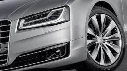 Audi A8 TFSI quattro Facelifting (2014) - lewy przedni reflektor - włączony